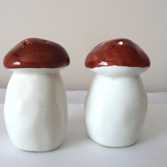 Vintage Mushroom Salt and Pepper Shakers Brown / White Retro - Picture 1 of 4
